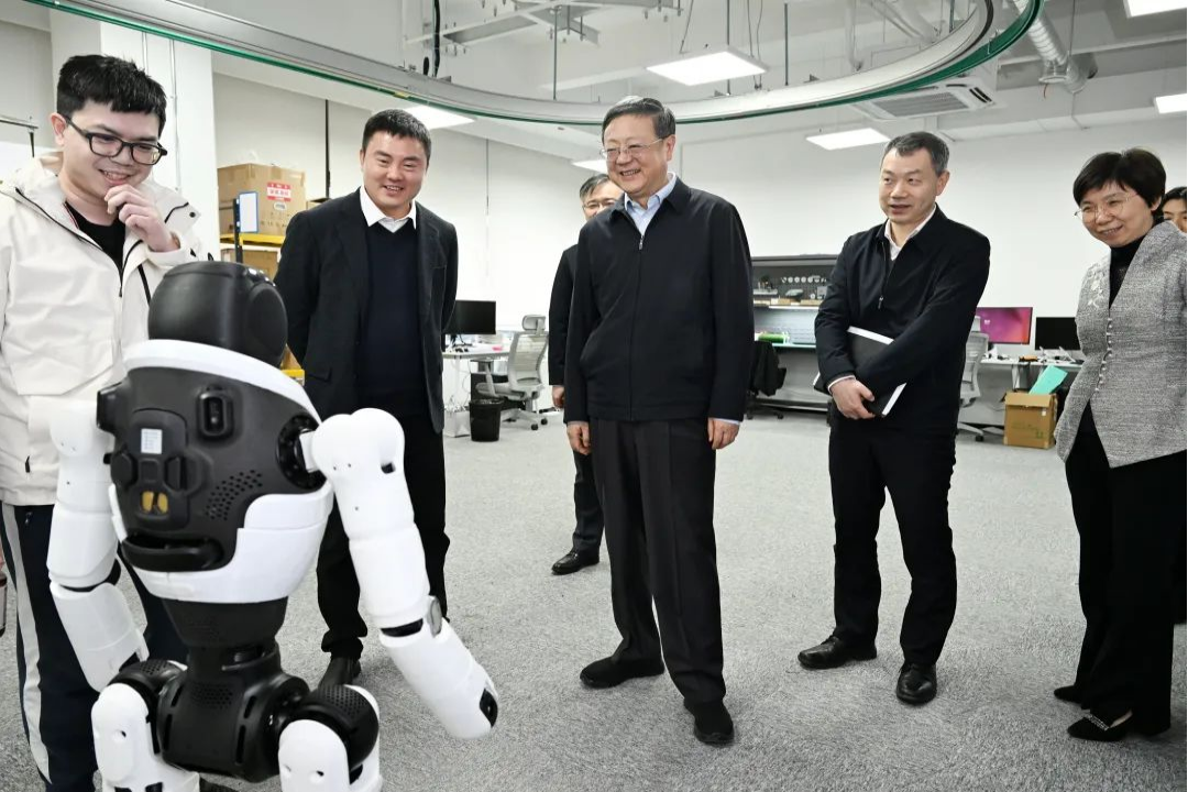 上海市委书记陈吉宁专题调研熊猫体育机器人